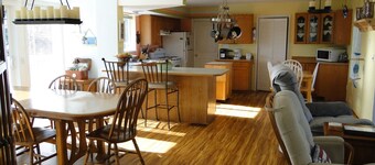 Anchor Beach Cottage - 3 bedroom with fenced yard