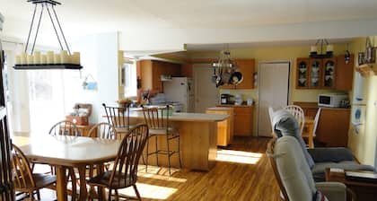 Anchor Beach Cottage - 3 bedroom with fenced yard