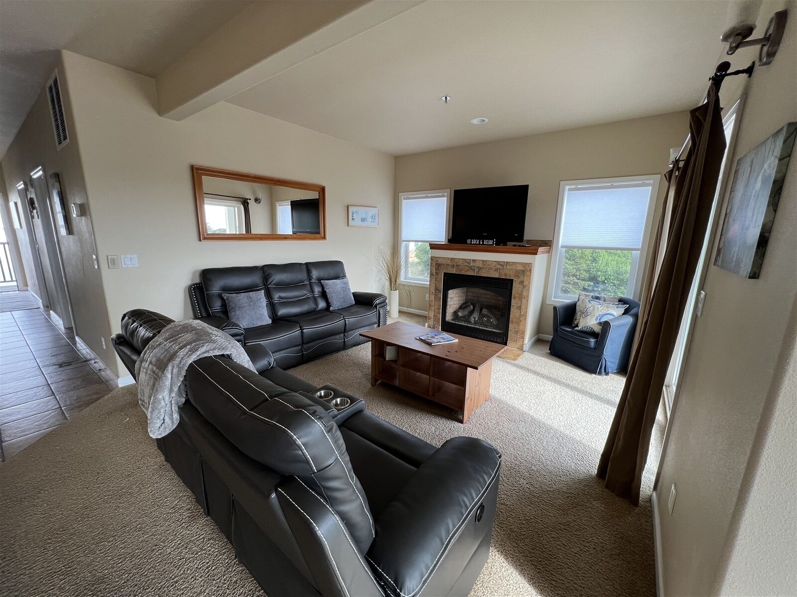 Fernseher, Kamin, DVD-Player