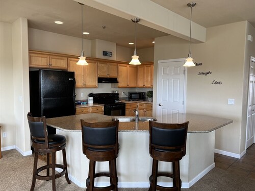 Bristol Court B 3-bedroom 2 bathroom, Jacuzzi tub  Amazing water views