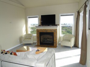 Televisión y chimenea 