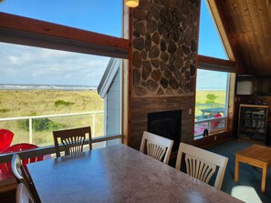 Dining - Lighthouse - Right on the beach ( New Hot Tub ) (Moclips)