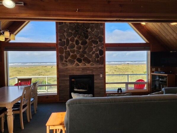 Televisión y chimenea 