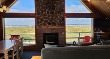 Lighthouse - Right on the beach ( New Hot Tub )