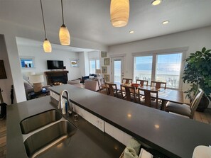 Dining - Sea Oats Cottage - Beautiful Beach Front with stunning views - Hot Tub (Ocean Shores)