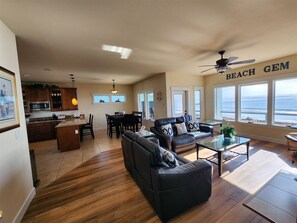 Televisión, chimenea y reproductor de DVD 