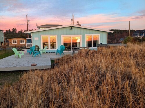 Sea Angel - Stunning views from this ocean front home !