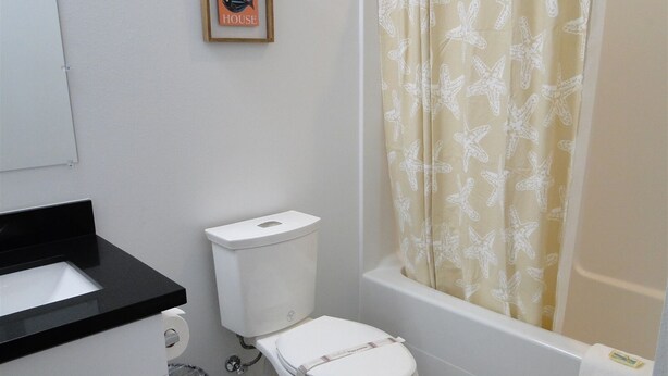 Un baño con inodoro, lavabo y bañera.