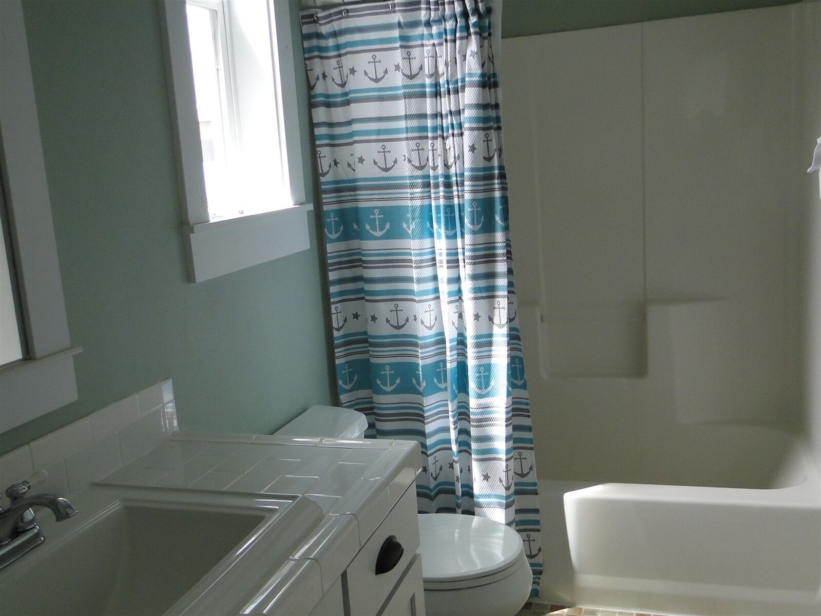 Un baño con bañera, inodoro y lavamanos.