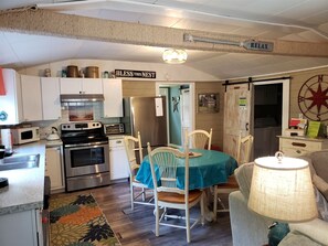 Fridge, microwave, oven, stovetop - Crowe`s Nest - Ocean Shores Home (Ocean Shores)