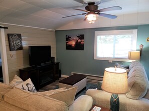 TV, DVD player - Crowe`s Nest - Ocean Shores Home (Ocean Shores)