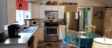 Frigorífico, microondas, horno y placa de cocina