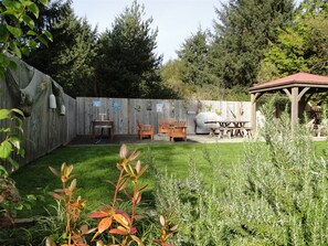 Outdoor dining - Crowe`s Nest - Ocean Shores Home (Ocean Shores)