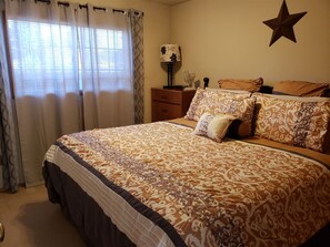 2 bedrooms, travel crib, internet, bed sheets - Clam Xing- Just blocks to the beach (Hoquiam)