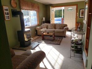 TV, fireplace, DVD player - Clam Xing- Just blocks to the beach (Hoquiam)