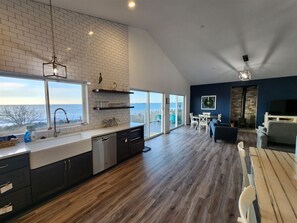 TV, fireplace, DVD player - Calypso`s View - Private beach and hot tub (Ocean Shores)