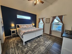 3 bedrooms, iron/ironing board, Internet, bed sheets - Calypso`s View - Private beach and hot tub (Ocean Shores)