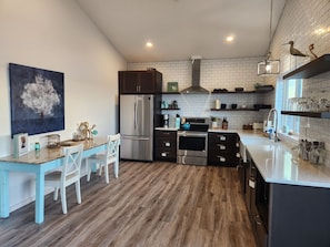Fridge, microwave, oven, stovetop - Calypso`s View - Private beach and hot tub (Ocean Shores)