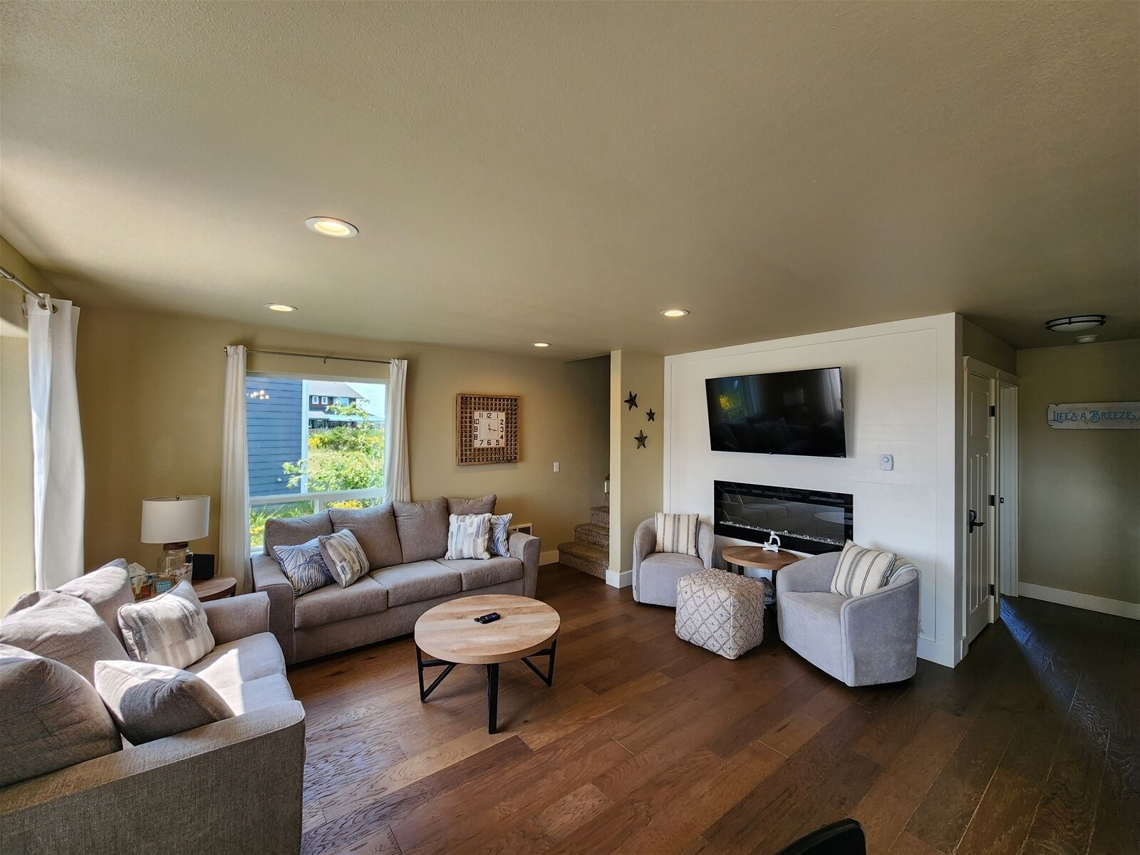 Télévision, cheminée