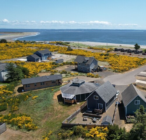 A Little Blue Beach House - Ocean & Bay views