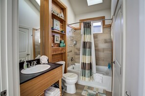 Baignoire, séchoir à cheveux, serviettes fournies