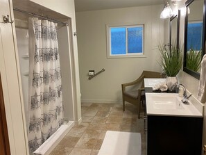 Bathtub, hair dryer, towels - Joe Creek Inn- Unique Home (Pacific Beach)