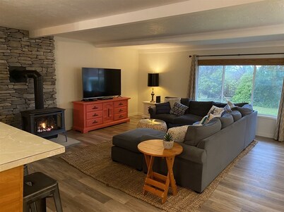 Joe Creek Inn- Unique Home