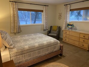 4 bedrooms, internet, bed sheets, wheelchair access - Joe Creek Inn- Unique Home (Pacific Beach)