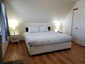 4 bedrooms, travel crib, internet, bed sheets - Sea Dog House in Pacific Beach (Pacific Beach)