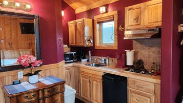 Kühlschrank, Mikrowelle, Herdplatte, Wasserkocher mit Kaffee-/Teezubehör