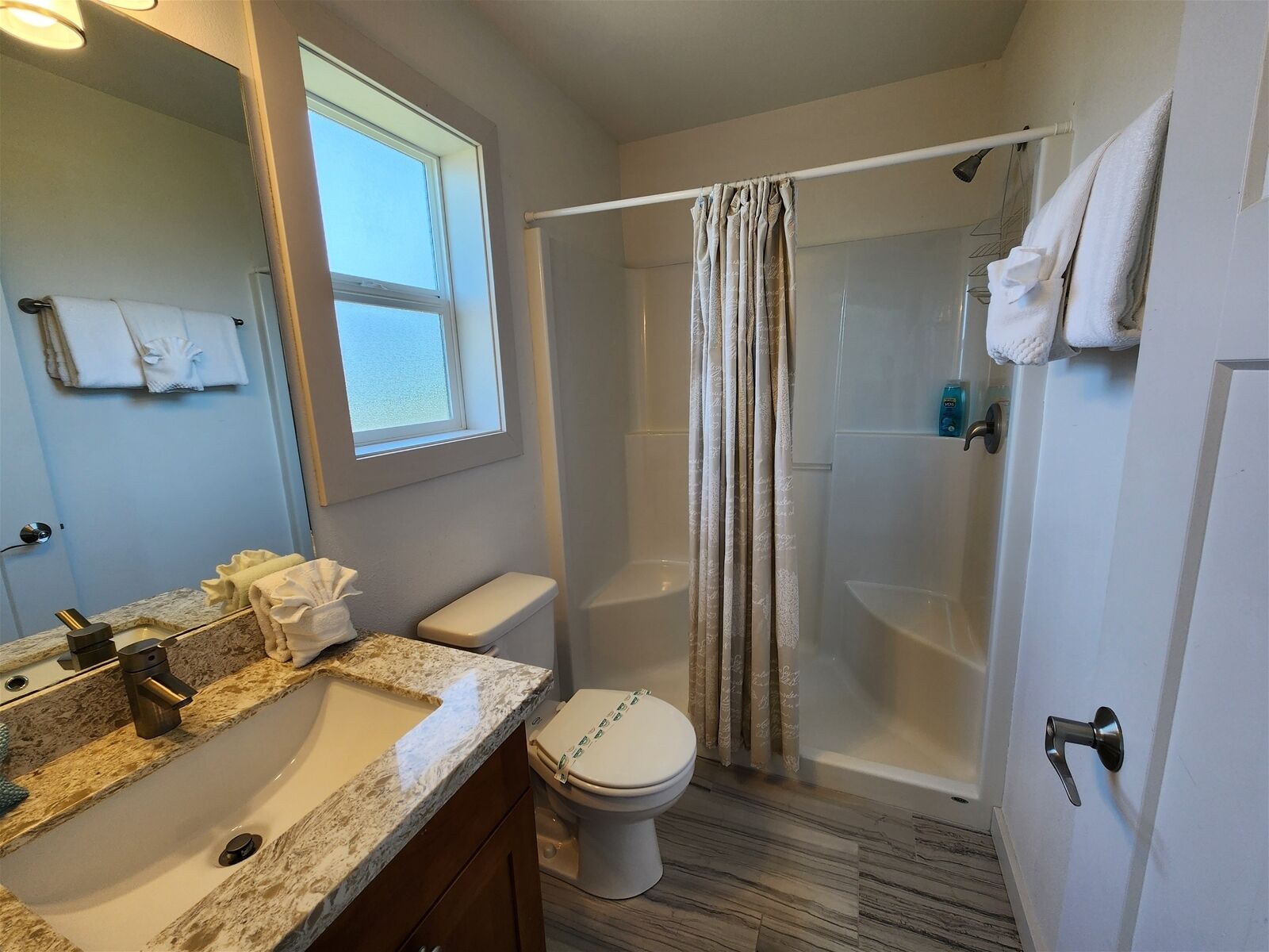 Baignoire, sèche-cheveux, serviettes fournies