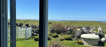 Captain`s Quarters - Beautifully Updated Beach Front Home