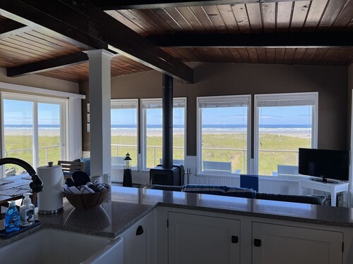 Captain`s Quarters - Beautifully Updated Beach Front Home