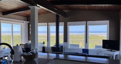 Captain`s Quarters - Beautifully Updated Beach Front Home