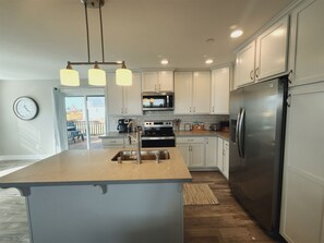 Fridge, microwave, oven, stovetop - Kwan Tip Beach House - Brand new HOT TUB and Pet friendly (Ocean Shores)