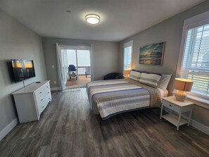 2 bedrooms, internet, bed sheets - Kwan Tip Beach House - Brand new HOT TUB and Pet friendly (Ocean Shores)