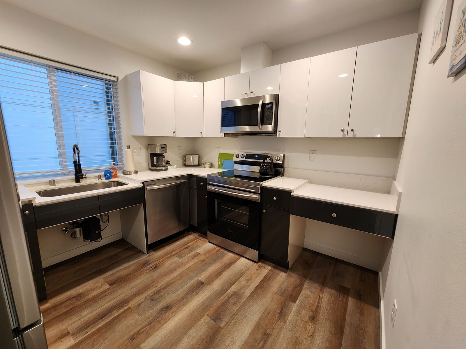 Modern Coastal Getaways # 5 ~Handicap accessible condo in Downtown Ocean Shores~