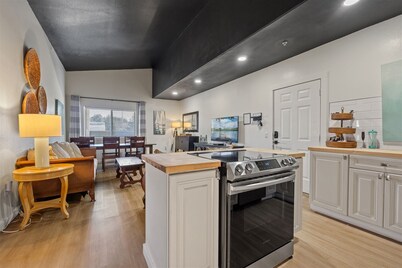 Windsong # 2 - Quiet Coastal Condo • Walk to Beach • Sleeps 6 • Dog Friendly