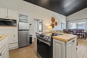 Fridge, microwave, oven, stovetop - Windsong # 2 - Quiet Coastal Condo • Walk to Beach • Sleeps 6 • Dog Friendly (Ocean Shores)