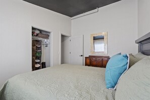 2 bedrooms, internet, bed sheets