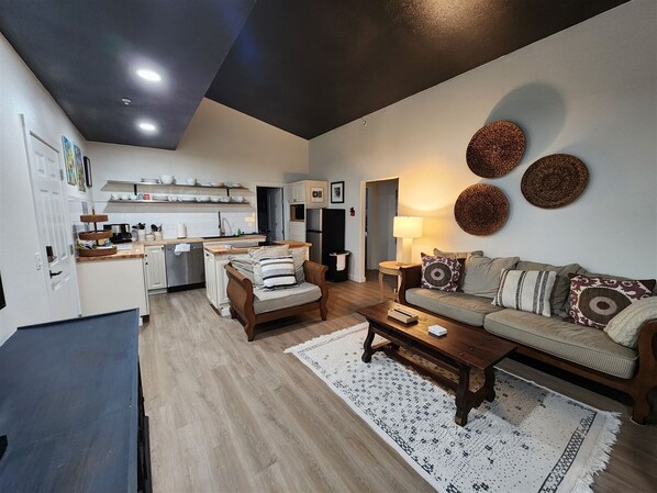 TV, DVD player - Windsong # 2 ~ 2 Bedroom Pet Friendly Ocean front Condo (Ocean Shores)