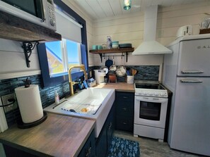 Refrigerador, microondas, horno y parrilla de estufa 