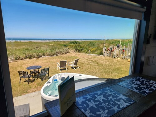 Beachcombers Cabin - Ocean Front with Hot Tub