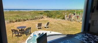 Beachcombers Cabin - Ocean Front with Hot Tub