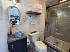 Bathtub, towels - Beachcombers Cabin - Ocean Front with Hot Tub (Moclips)