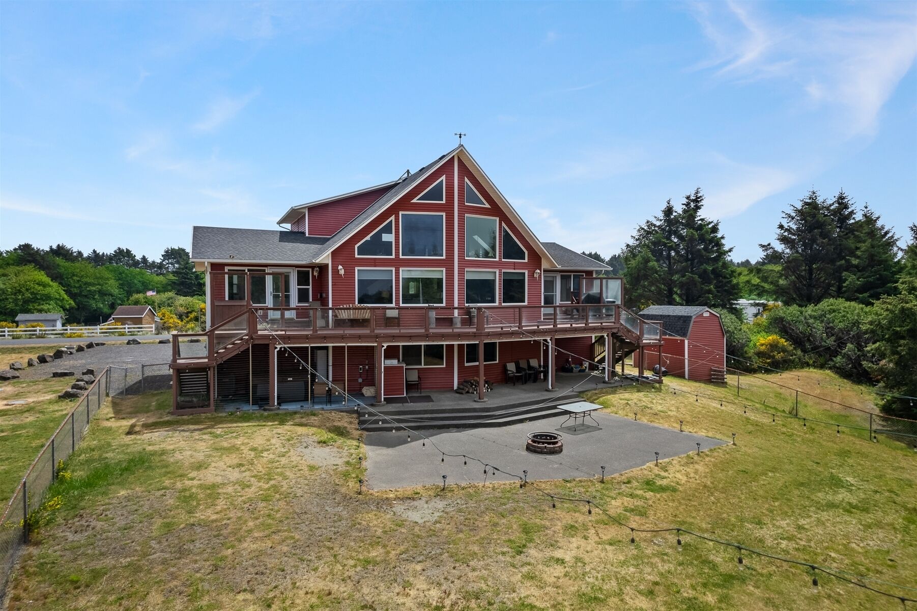 Miramar House  Hot tub,  pool table, Foosball, fire pit and short walk to the
