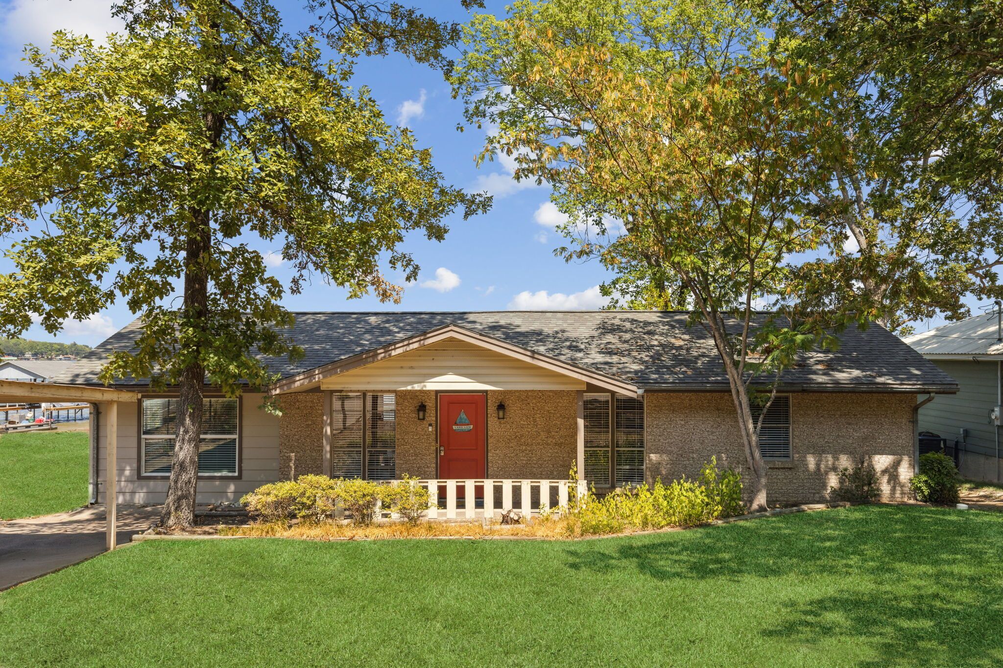 Peaceful +Inviting Family Lakefront Home