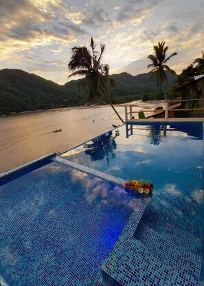 Hồ bơi ngoài trời, ghế dài tắm nắng 
