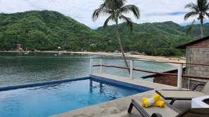 Hồ bơi ngoài trời, ghế dài tắm nắng 