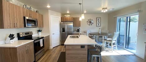 雪櫃、微波爐、焗爐、爐具